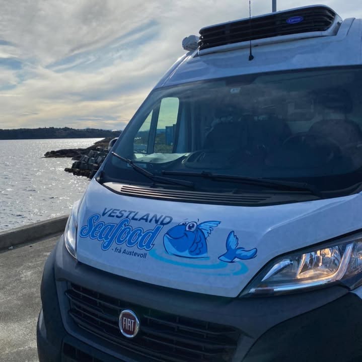 Vestland Seafood-bilen ved sjøen